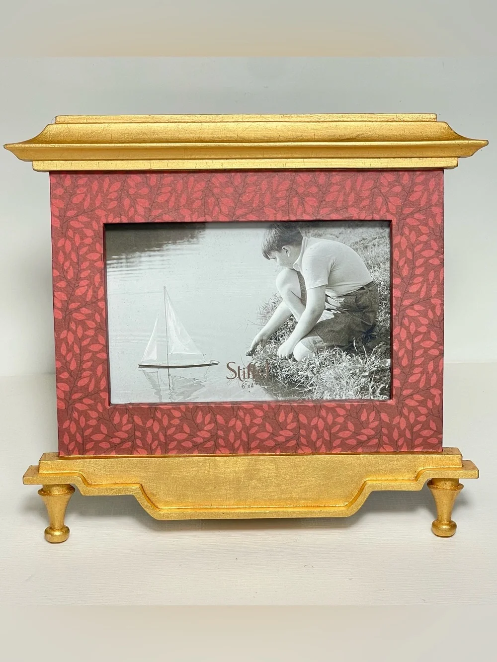 Stiffel Ornament Picture Frame 6”x4”Red Leaf Pattern Gold Trim